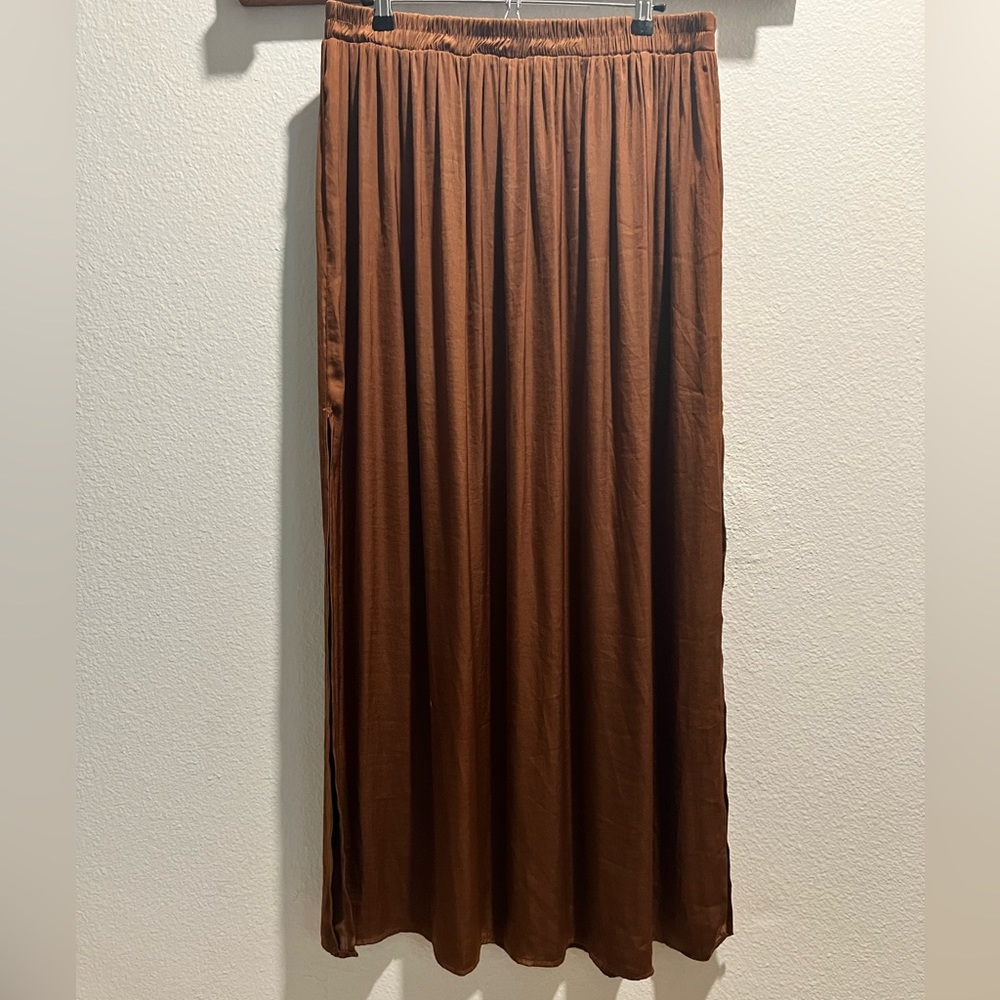 Silky brown skirt with side slits (2X)